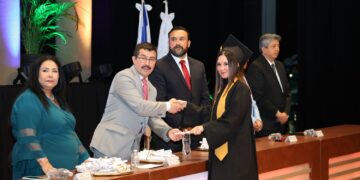 Preside rector graduación de 246 egresados de la UAT en Tampico