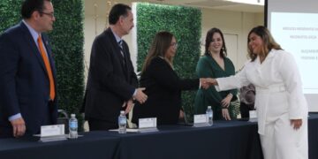 La UAT y el HRAEV realizan ceremonia de egreso de médicos residentes