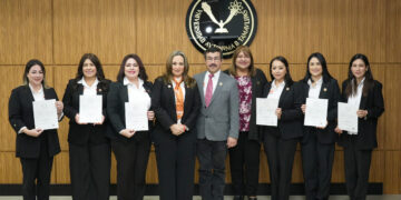 El rector Dámaso Anaya entrega nombramientos a titulares de Familia UAT
