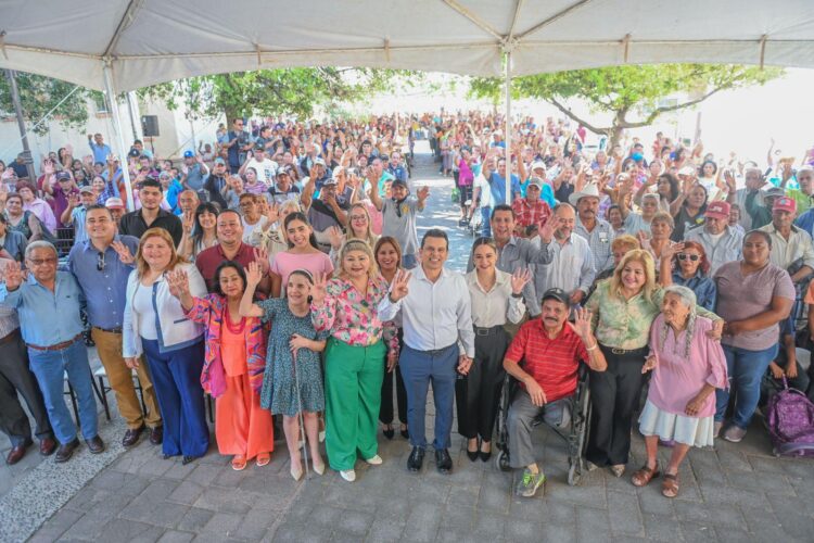 Con la voluntad de ayudar, Lalo y Lucy entregan apoyos alimentarios.