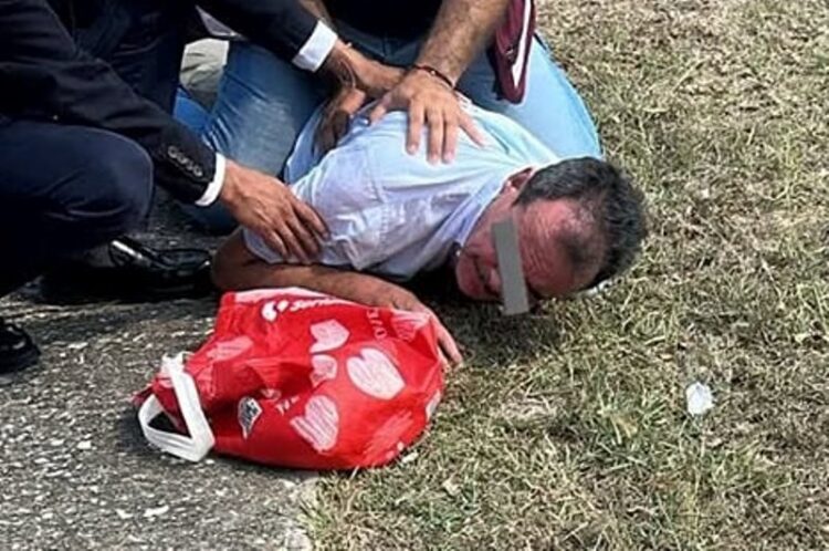 Hombre con arma de juguete provoca pánico entre estudiantes de Medicina.