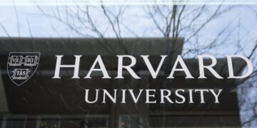 Trump prohíbe inscribir a estudiantes extranjeros a la Universidad de Harvard.