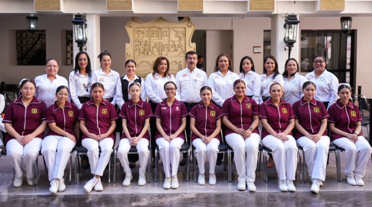 Rector de la UAT reconoce labor humanista de enfermeras y enfermeros