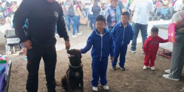 Convive ciudadanía con caninos de la Guardia Estatal en Brigada Transformando Familias