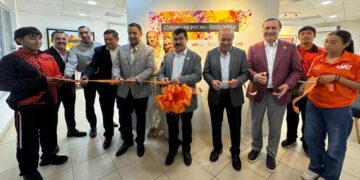 Entrega rector de la UAT equipamiento a universitarios de Nuevo Laredo