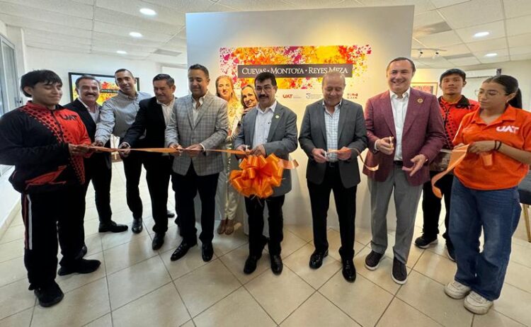 Entrega rector de la UAT equipamiento a universitarios de Nuevo Laredo
