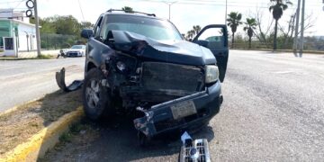 Pickup ignora alto y causa fuerte choque; dos niñas resultan lesionadas