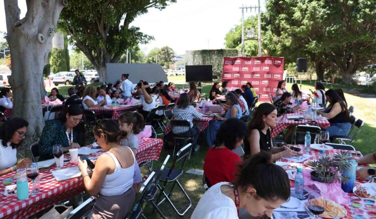 Colaboradoras de la UAG celebran el Día de las Madres