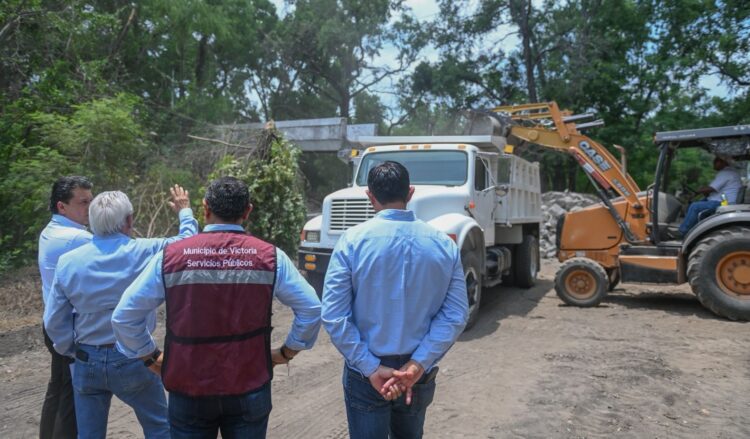 Supervisa alcalde avance de reparación de puente peatonal.