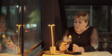 Esther Tovar deslumbra con el estreno de su nuevo videoclip “No me conoces”