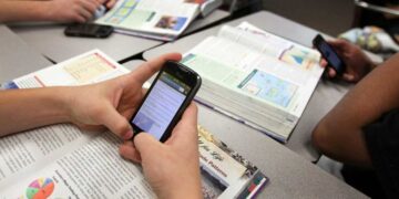 ¡Histórico! Congreso aprueban control de celulares en primarias y secundarias