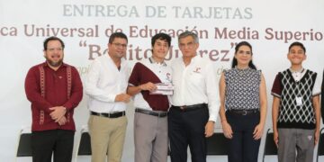 Entrega gobernador a estudiantes de la zona sur becas federales “Benito Juárez”