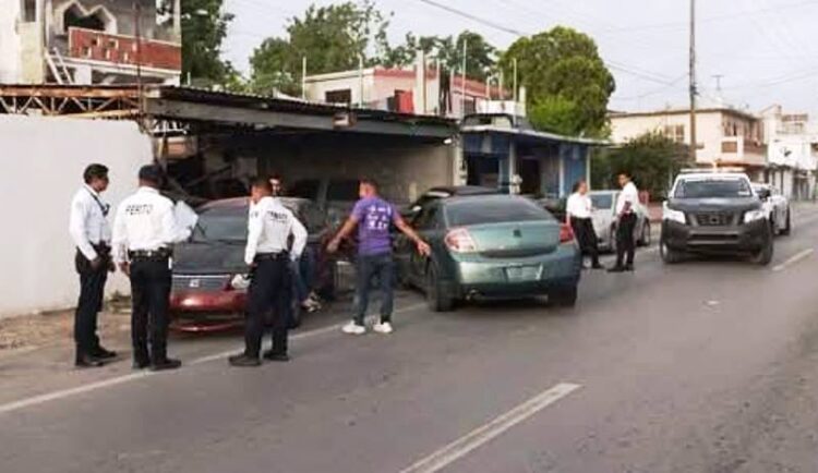 ¡INSÓLITO! Joven Alcoholizada Choca 5 Autos y ¡Pide Cerveza «Para el Susto»! 🤯