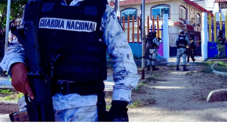 ¡Escándalo en Tijuana! sargento de la GN entra desnudo y por la fuerza a un apartamento con mujeres y un niño.