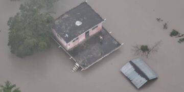 *Activan operativo de rescate en Xicoténcatl por familia aislada tras intensas lluvias*