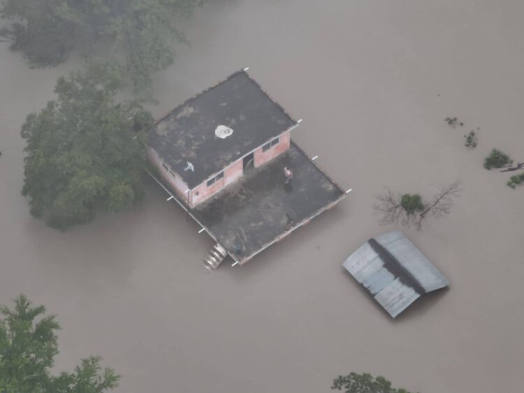 *Activan operativo de rescate en Xicoténcatl por familia aislada tras intensas lluvias*