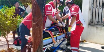 🚨 ¡IMPRUDENCIA AL LÍMITE! Motociclista sin casco y en chanclas termina grave tras brutal choque en Ciudad Victoria 😱🏍️