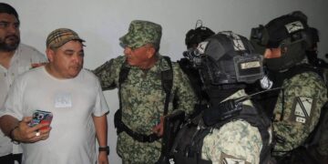 Militares son acusados de robo en Nuevo Laredo; ciudadanos los enfrentan y exigen justicia