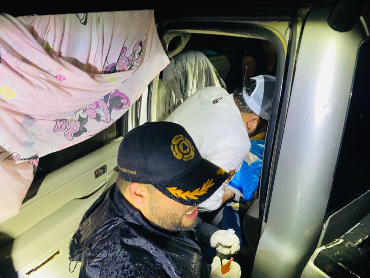 Alcalde de González atiende parto en plena carretera durante emergencia por lluvias