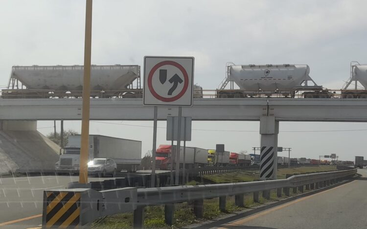 ¡Caos en la Victoria–Reynosa! Protesta de campesinos deja varados a miles