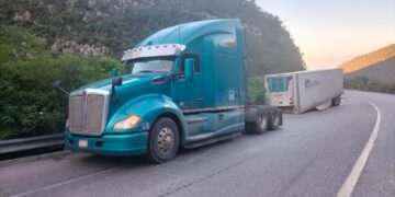 ¡Irresponsabilidad al volante! Tráiler pierde remolque en la Rumbo Nuevo y pone en riesgo a conductores