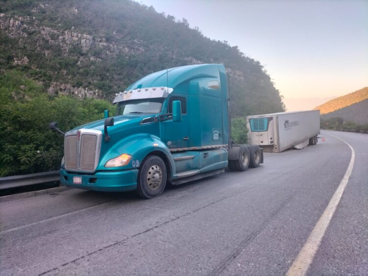 ¡Irresponsabilidad al volante! Tráiler pierde remolque en la Rumbo Nuevo y pone en riesgo a conductores