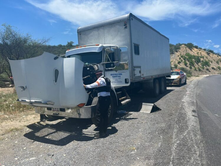 Guardia Estatal de Tránsito auxilia a conductor de tráiler varado en la carretera Rumbo Nuevo