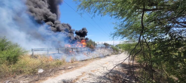 🚨💥 ¡Explota pipa en plena carretera federal! Cierran circulación en la Victoria-Monterrey 🚨💥v