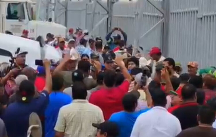 Estalla violencia en protesta de productores en el puente Reynosa-Pharr
