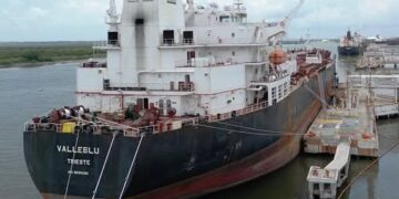 Barco atracado en el Canal de Varadero de la Refinería Madero; Pemex refuerza trabajos de dragado