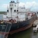 Barco atracado en el Canal de Varadero de la Refinería Madero; Pemex refuerza trabajos de dragado