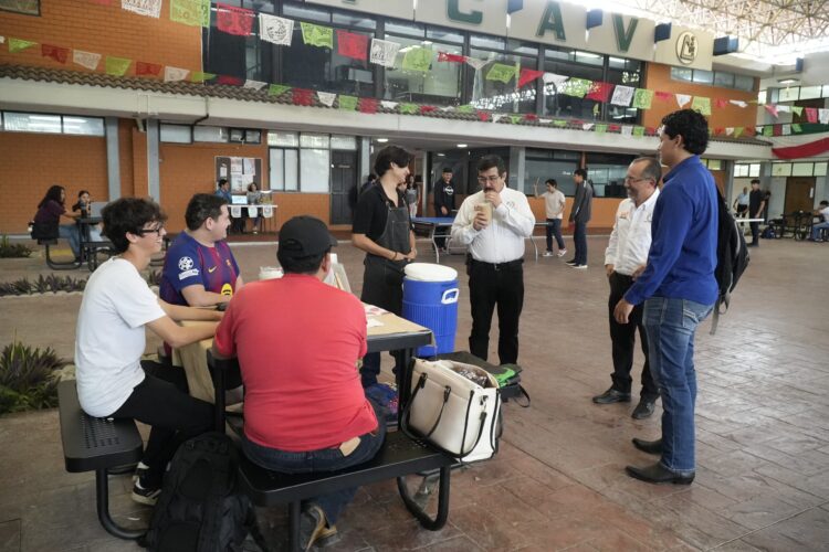 Rector y estudiantes de la UAT comparten jornada universitaria