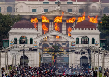 Crisis en Nepal: Jóvenes protestan y primer ministro renuncia tras bloqueo de redes sociales