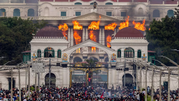 Crisis en Nepal: Jóvenes protestan y primer ministro renuncia tras bloqueo de redes sociales