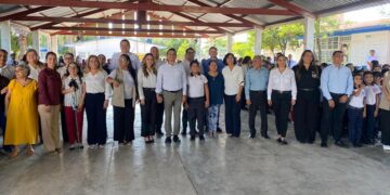 Eduardo Gattas inicia ciclo escolar con entrega de aula en primaria de Victoria