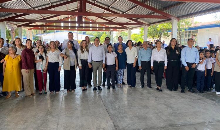 Eduardo Gattas inicia ciclo escolar con entrega de aula en primaria de Victoria
