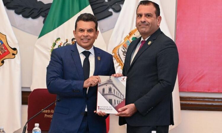 Entrega Lalo Gattás informe por escrito al Cabildo de Victoria.