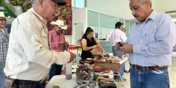 Exhiben artesanos rurales su talento en la Torre Bicentenario