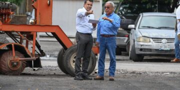 Evalúa alcalde avances en pavimentación.