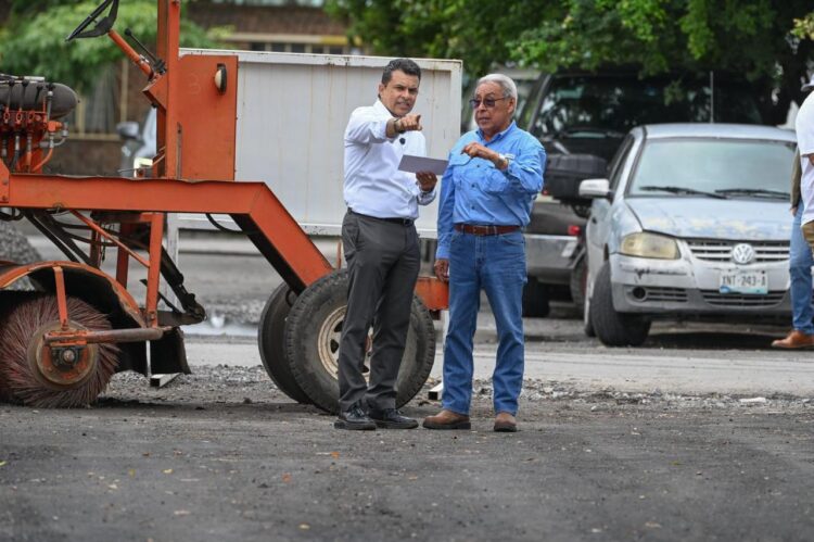Evalúa alcalde avances en pavimentación.