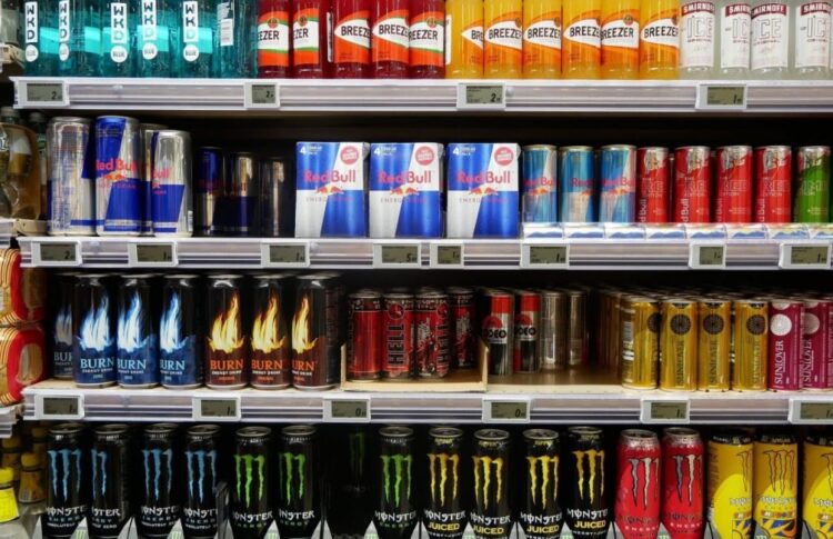 San Lázaro prohíbe venta de bebidas “energéticas” a menores: “¿Vida o alas?”