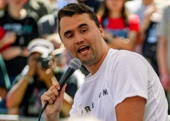 Charlie Kirk, aliado de Trump, muere baleado en evento en Utah