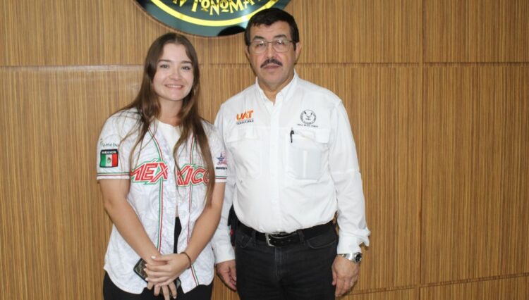 Felicita rector a Edith de Leija por sus éxitos en el béisbol internacional
