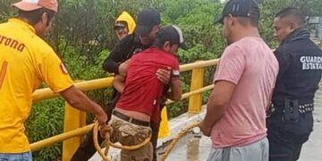 ¡Momento de tensión en Ciudad Victoria! Hombre arrastrado por el Río San Marcos es rescatado a tiempo 🌊🚨