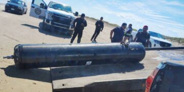 ¡Peligro en Playa Bagdad! Fragmentos metálicos flotan y Capitanía guarda silencio