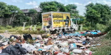 Vecinos exhiben a empresa que tira basura en lote baldío de Ciudad Victoria