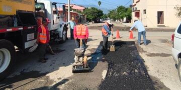 Cuadrillas continúan eliminando baches en calles y avenidas de Ciudad Victoria