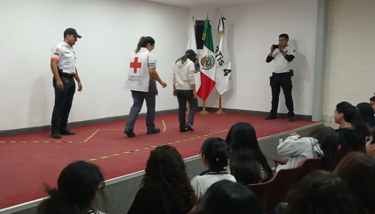 Tránsito Estatal y Cruz Roja promueven conducción responsable en jóvenes del CBTIS 24