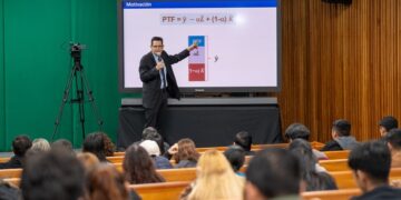 Expertos en economía imparten conferencias en la UAT