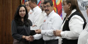 UAT y Secretaría de Educación entregan más de 8 000 becas a universitarios
